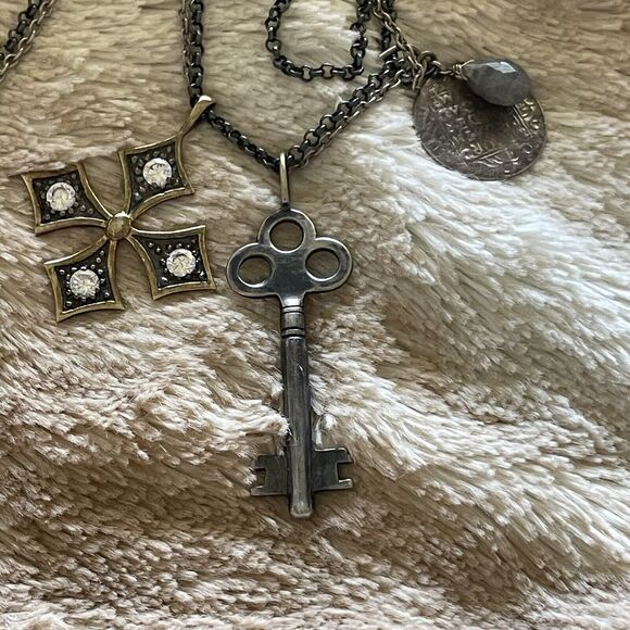 STELLA & DOT Silver Gun Metal Tone KEY CROSS COIN Labradorite Charm Necklace - Picture 3 of 6
